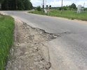 Между железнодорожными путями отсутствует дорога, машина с трудом проезжает, можно застрять на переезде, и поезд раздавит. Осторожнее.