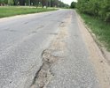 Между железнодорожными путями отсутствует дорога, машина с трудом проезжает, можно застрять на переезде, и поезд раздавит. Осторожнее.