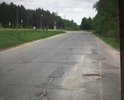 На дороге множество ям и камней