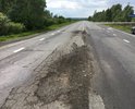 Дорога в ненормативном состоянии. Колейнось, ямы и выбоины. Мало того еще и в колеях ямы