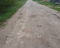 Дорогой муниципалы не занимаются, аргументируя тем, что она не стоит на балансе МО. Жители сами время от времени ремонтируют. Весной и осенью проехать невозможно.