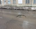 По улице Чернова на дорожном полотне имеются множественные ямы и выбоины