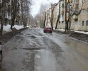 По улице Чернова на дорожном полотне имеются множественные ямы и выбоины