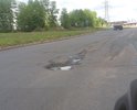 Капитально эта улица не ремонтировалась очень давно. Сейчас она выглядит как куча заплаток одна на другой. Каждую весну появляются новые дыры, а за ними и новые заплатки. Эта дорога является частью федеральной трассы А 331. По ней в день передвигается огромное количество как легковых машин, так и большегрузов, и несмотря на это, капитального ремонта она не видела очень много лет. Местами видны уже плиты, которые лежат под тонким слоем старого асфальта. помогите, пожалуйста, нам с ремонтом этой улицы...