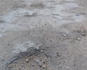 Дорога от Зубовой Поляны до Ясной Поляны была убита окончательно. В прошлом году местами засыпали известняком. Передвигаемся медленно по буграм известняка и ямам в асфальте. Рейсовый автобус перевозит по такой дороге  людей...