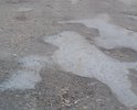 Дорога от Зубовой Поляны до Ясной Поляны была убита окончательно. В прошлом году местами засыпали известняком. Передвигаемся медленно по буграм известняка и ямам в асфальте. Рейсовый автобус перевозит по такой дороге  людей...