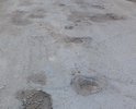 Дорога от Зубовой Поляны до Ясной Поляны была убита окончательно. В прошлом году местами засыпали известняком. Передвигаемся медленно по буграм известняка и ямам в асфальте. Рейсовый автобус перевозит по такой дороге  людей...