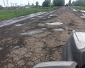 Дорога не ремонтировалась с советских времен, в сухую погоду все ездят по обочине