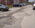 В 2017 году был произведен ремонт дороги во дворе домов по ул.Пирогова д.2, д.4, д.4/1 . Но не отремонтирован участок дороги за домами. По данному участку постоянной ездит большое количество машин, в т.ч. и в детский сад. Дорога вся убитая.