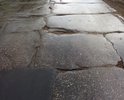 Дорога в ужасном состоянии на всей улице, по дырам можно посчитать количество слоев асфальта. Ездить невозможно нормально, в любом случае попадешь в яму. Необходимо срезать покрытие, а не класть поверх старого.