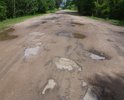 Участок дороги год назад ремонтировала неизвестная организация, по информации Смоленского дорожного департамента,  асфальт клали прямо на грязное основание. В этом году дорога приобрела прежнее состояние.
