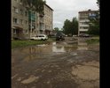 Участок проезжей части дороги между домами ул. Киевская 12,14,14А находится в весьма плачевном состоянии, Я бы сказал даже в убитом состоянии, не проехать не задев днищем легкового авто.