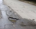 Протяженность выбоин примерно 1км,ездить совершенно невозможно. Автомобили выезжают навстречу друг друга объезжая плохие учатки дорог и ямы.