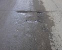 Дорожное полотно по улице Ракетчиков, начиная со съезда с М-1, находится в ужасном состоянии. Ближе к М-1 дорогу разбивают грузовики со стройки, чуть дальше ямы, которым уже как минимум 2 года. В дождь ямы заполнены водой - они становятся менее различимы и если попасть, то можно повредить шину, диск, элементы кузова и подвески а/м. 
Кроме того, проезжая часть покрыта грязью и не производится ее уборка. 

На этом участке не обеспечен водоотвод, поэтому во время осадков большие лужи просто скрывают ямы и их невозможно заметить и распознать.
Машины стараются объехать ямы и справа или слева, маневрируя по всей ширине проезжей части. Требуется отремонтировать дорожное полотно.
 
Пешеходы вынуждены передвигаться по проезжей части, т.к. на этом промежутке тротуарная часть присутствует частично, там где присутствует, она рассчитана только на одного человека - два человека не помещаются. К тому же в темное время суток улица освещается плохо и пешеходов не видно. Все это (увиливание от ям, отсутствие тротуара (узкий тротуар), плохое освещение) создает угрозу жизни и здоровью пешеходов, и угрозу поломки автомобилей. В этом году прошло заселение ЖК Одинцово-1 и количество пешеходов много кратно увеличилось, включая женщин с колясками. Требуется организовать тротуар со съездами с него в местах выезда из придомовой территории, а также расширить уже имеющиеся участки.

Кроме того, т.к. улица освещена плохо, на этом промежутке расположены ИН (лежачие полицейские), но на поверхность ИН НЕ нанесены световозвращающие элементы, поэтому в темноте их не видно. Высота ИН превышает 7 сантиметров. Требуется организовать ИН согласно ГОСТ.