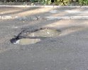 Дорожное полотно по улице Ракетчиков, начиная со съезда с М-1, находится в ужасном состоянии. Ближе к М-1 дорогу разбивают грузовики со стройки, чуть дальше ямы, которым уже как минимум 2 года. В дождь ямы заполнены водой - они становятся менее различимы и если попасть, то можно повредить шину, диск, элементы кузова и подвески а/м. 
Кроме того, проезжая часть покрыта грязью и не производится ее уборка. 

На этом участке не обеспечен водоотвод, поэтому во время осадков большие лужи просто скрывают ямы и их невозможно заметить и распознать.
Машины стараются объехать ямы и справа или слева, маневрируя по всей ширине проезжей части. Требуется отремонтировать дорожное полотно.
 
Пешеходы вынуждены передвигаться по проезжей части, т.к. на этом промежутке тротуарная часть присутствует частично, там где присутствует, она рассчитана только на одного человека - два человека не помещаются. К тому же в темное время суток улица освещается плохо и пешеходов не видно. Все это (увиливание от ям, отсутствие тротуара (узкий тротуар), плохое освещение) создает угрозу жизни и здоровью пешеходов, и угрозу поломки автомобилей. В этом году прошло заселение ЖК Одинцово-1 и количество пешеходов много кратно увеличилось, включая женщин с колясками. Требуется организовать тротуар со съездами с него в местах выезда из придомовой территории, а также расширить уже имеющиеся участки.

Кроме того, т.к. улица освещена плохо, на этом промежутке расположены ИН (лежачие полицейские), но на поверхность ИН НЕ нанесены световозвращающие элементы, поэтому в темноте их не видно. Высота ИН превышает 7 сантиметров. Требуется организовать ИН согласно ГОСТ.