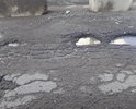Дорожное полотно по улице Ракетчиков, начиная со съезда с М-1, находится в ужасном состоянии. Ближе к М-1 дорогу разбивают грузовики со стройки, чуть дальше ямы, которым уже как минимум 2 года. В дождь ямы заполнены водой - они становятся менее различимы и если попасть, то можно повредить шину, диск, элементы кузова и подвески а/м. 
Кроме того, проезжая часть покрыта грязью и не производится ее уборка. 

На этом участке не обеспечен водоотвод, поэтому во время осадков большие лужи просто скрывают ямы и их невозможно заметить и распознать.
Машины стараются объехать ямы и справа или слева, маневрируя по всей ширине проезжей части. Требуется отремонтировать дорожное полотно.
 
Пешеходы вынуждены передвигаться по проезжей части, т.к. на этом промежутке тротуарная часть присутствует частично, там где присутствует, она рассчитана только на одного человека - два человека не помещаются. К тому же в темное время суток улица освещается плохо и пешеходов не видно. Все это (увиливание от ям, отсутствие тротуара (узкий тротуар), плохое освещение) создает угрозу жизни и здоровью пешеходов, и угрозу поломки автомобилей. В этом году прошло заселение ЖК Одинцово-1 и количество пешеходов много кратно увеличилось, включая женщин с колясками. Требуется организовать тротуар со съездами с него в местах выезда из придомовой территории, а также расширить уже имеющиеся участки.

Кроме того, т.к. улица освещена плохо, на этом промежутке расположены ИН (лежачие полицейские), но на поверхность ИН НЕ нанесены световозвращающие элементы, поэтому в темноте их не видно. Высота ИН превышает 7 сантиметров. Требуется организовать ИН согласно ГОСТ.