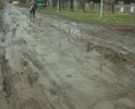 Плывуны и канавы на дороге, постоянная проблема. Не успеваем ремонтировать машины.