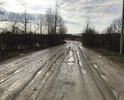 Обещали заменить грунтовую дорогу на асфальтированную. Из 7 км сделали только 2 км и отчитались, что вся дорога теперь асфальтированная. Весной и осенью во время дождей по ней невозможно ездить, можно просто увязнуть. Дорогу с годами размывает. В деревне Архангельское, куда ведет дорога, люди живут круглый год. Но добраться до дома могут только пешком, так как автобусы просто не могут ездить по такой дороге. Прошу восстановить справедливость: сделать всю дорогу асфальтированной, как и обещали, и пустить автобус для жителей.