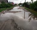 По всей улице много ям, водоотвода нет, в дожди по улице проще плавать чем ездить.
