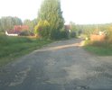 Дорога от деревни Коробовщина по деревню Берёзовая роща, дорога сделана разными кусками есть нормальные куски дороги по 30-50м., а далее дырки в прошлом году проводили ремонт, так просто насыпвли мелового грави и через месяц снова дырки на дороге. В этом году сразу за деревней берёзовая роща положили асфальт новенький метров 50-70, а по деревне зачем класть асфальт. А на границе Березовая роща/Коробовщина вообще асфальта нет насыпали крошку , ну и та пошла ямами.