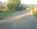 Дорога от деревни Коробовщина по деревню Берёзовая роща, дорога сделана разными кусками есть нормальные куски дороги по 30-50м., а далее дырки в прошлом году проводили ремонт, так просто насыпвли мелового грави и через месяц снова дырки на дороге. В этом году сразу за деревней берёзовая роща положили асфальт новенький метров 50-70, а по деревне зачем класть асфальт. А на границе Березовая роща/Коробовщина вообще асфальта нет насыпали крошку , ну и та пошла ямами.
