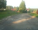 Дорога от деревни Коробовщина по деревню Берёзовая роща, дорога сделана разными кусками есть нормальные куски дороги по 30-50м., а далее дырки в прошлом году проводили ремонт, так просто насыпвли мелового грави и через месяц снова дырки на дороге. В этом году сразу за деревней берёзовая роща положили асфальт новенький метров 50-70, а по деревне зачем класть асфальт. А на границе Березовая роща/Коробовщина вообще асфальта нет насыпали крошку , ну и та пошла ямами.