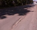 по всей улице имеются ямы, трещины выбоины