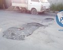 Тухачевского 48 – Огромная яма, сложно объехать. Страдает подвеска автомобиля и ноги пешеходов.
Тухачевского 50 – аналогично Тухачевского 48, жильцы уже сами засыпают камнями ямы, но безрезультатно.
