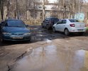 Несколько лет подряд мы обращаемся в администрацию г. Королев с просьбой привести в надлежащее состояние дорожное покрытие, которое в настоящее время опасно для жизни и здоровья граждан. В ответ получаем несколько отписок в год и увеличивающиеся ямы. Если необходимо будет предоставить письменные ответы администрации - они в наличии за несколько лет. Последнее обращение было на личном приеме у Копцика Ю.А. 7 мая 2018 года, мы просили его если нет возможности восстановить асфальтовое покрытие, хотя бы засыпать ямы щебнем. Он лично обещал, что проблему устранят в ближайшие дни.
Как вы понимаете, традиционно, никто ничего не сделал. Помогите решить проблему, пожалуйста.