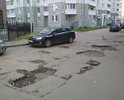 Дорога идущая по дворам домов Маяковская 22-28 находится в ужасном состоянии.
Район очень густо населен, но въезд во дворы сделан однополосным! И видимо из самого плохого асфальта, так как с каждым дождем или заморозоком ям все больше. фото сделано 71 шт, загрузить дает только 5. Так автомобильная дорого ул. Маяковского имеет колею по каждой из полос(их 2) сантиметров 5 в глубину. В дождь по пешеходному переходу приходится перешагивать 4 реки шириной по 30-40 см.