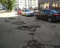 Дорога идущая по дворам домов Маяковская 22-28 находится в ужасном состоянии.
Район очень густо населен, но въезд во дворы сделан однополосным! И видимо из самого плохого асфальта, так как с каждым дождем или заморозоком ям все больше. фото сделано 71 шт, загрузить дает только 5. Так автомобильная дорого ул. Маяковского имеет колею по каждой из полос(их 2) сантиметров 5 в глубину. В дождь по пешеходному переходу приходится перешагивать 4 реки шириной по 30-40 см.