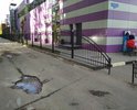 Дорога идущая по дворам домов Маяковская 22-28 находится в ужасном состоянии.
Район очень густо населен, но въезд во дворы сделан однополосным! И видимо из самого плохого асфальта, так как с каждым дождем или заморозоком ям все больше. фото сделано 71 шт, загрузить дает только 5. Так автомобильная дорого ул. Маяковского имеет колею по каждой из полос(их 2) сантиметров 5 в глубину. В дождь по пешеходному переходу приходится перешагивать 4 реки шириной по 30-40 см.