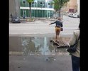 После работ по замене бордюра и ремонта дорожного полотна в этом месте сделан неправильный уклон.После каждого дождя пешеходный переход затапливается.Проблему усугубили установкой металлических перилл-их не обойдешь в месте "помельче".Дважды обращался в администрацию города -они отказываются делать дренаж или хотя бы мостки положить.
Здесь же ,на другой стороне, остановка туристических автобусов с которых иностранцы наблюдают за этим позорищем.