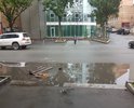 После работ по замене бордюра и ремонта дорожного полотна в этом месте сделан неправильный уклон.После каждого дождя пешеходный переход затапливается.Проблему усугубили установкой металлических перилл-их не обойдешь в месте "помельче".Дважды обращался в администрацию города -они отказываются делать дренаж или хотя бы мостки положить.
Здесь же ,на другой стороне, остановка туристических автобусов с которых иностранцы наблюдают за этим позорищем.