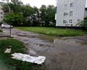 Разбита дорога возле мусорной площадки