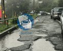 Невозмоно проехать. Весь двор усыпан ямами. Машины царапаются о стены домов.