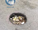 Глубокая яма на преддомовой территории мешает автомобилистам выкрутиться на второстепенную дорогу.