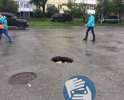 Глубокая яма на преддомовой территории мешает автомобилистам выкрутиться на второстепенную дорогу.