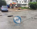Глубокая яма на преддомовой территории мешает автомобилистам выкрутиться на второстепенную дорогу.