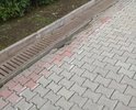 ул. Тимирязева.  Провал грунта и брусчатки вокруг колодцев и вдоль решетки ливневой канализации.