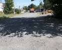 Дорога находится на перекрестке школы. Состоит из трех кварталов.
Порядка 10 лет просим заасфальтировать дорогу,на что получаем всевозможные отговорки.
Самая популярная - нету проекта на улицу.
При этом 2 квартала заасфальтированы ( по краям ) середину не трогают. Один квартал заасфальтирован лет 8 назад, другой квартал заасфальтирован 24.08.2018, с учетом отсутствия "проекта на улицу". Прошу до асфальтировать оставшуюся часть дороги (квартал от ул. Ленина до  ул.Клары Цеткин.