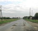 региональная автодорога "Подъезд к ц/у с/х "Алапаевский" (Птицесовхоз) от улицы Молодости" уже много лет находится в плохом, небезопасном состоянии: огромное количество ям, просадки, пучины, колейность. Текущий ремонт уже не позволяет содержать дорогу в нормативном состоянии. 
Часть дороги находится на территории населённых пунктов г. Алапаевск и п. Западный, кроме того на данном участке имеется большое количество коллективных садов, автобусные остановки. Как следствие, по трассе постоянно пешком передвигаются люди, в том числе в тёмное время суток. Уже имели место быть ДТП, в том числе со смертельным исходом (https://polit.info/67173-avtomobilist-nasmert-sbil-pyanogo-peshehoda-v-sverdlovskoy-oblasti).

Необходима реконструкция трассы со строительством тротуаров и установкой уличного освещения.