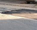 в 2017 году ул. Новоузенская от ул. Астраханская до ул. Серова заасфальтировали.
В 2018 году на участке от ул. Рахова до ул. Серова на шести участках раскапывали траншеи. 
После восстановления дорожного покрытия всё провалилось. Дорога стала убитая. Фото, приложенные к записи, это результат последнего восстановления дорожного покрытия. Я у рабочих спросил, как же так, на что мне ответили, а у нас асфальта не хватило.
Помимо изуродованной дороги, при проведении ремонта полностью был изуродован тротуар, около мусорной площадки, при дождливой погоде люди будут плавать в грязи.
Т-плюс, после проведения работ, только уродство и грязь оставляет!!!