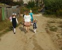 Отсутствует дорога уже много лет. Детям в школу приходится ходить вокруг...