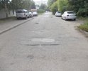 Глубокие локальные дефекты - ямы на улице Третьяковской. Необходим ремонт асфальтового покрытия.