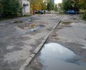 Придомовая территория не обустроена, дороги практически нет.