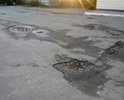 Большие ямы, после дождей пройти невозможно. Рядом градообразующий завод.