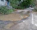 Придомовая территория не обустроена, дороги практически нет.