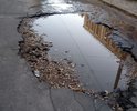 Большие ямы, после дождей пройти невозможно. Рядом градообразующий завод.
