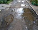 Придомовая дорога разбита, скорые подъехать к подъезду не могут. Дорога не включена в программу "Городская среда" (по мнению жителей).